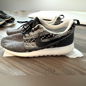 Size 9.5 Nike Holiday gym shoes